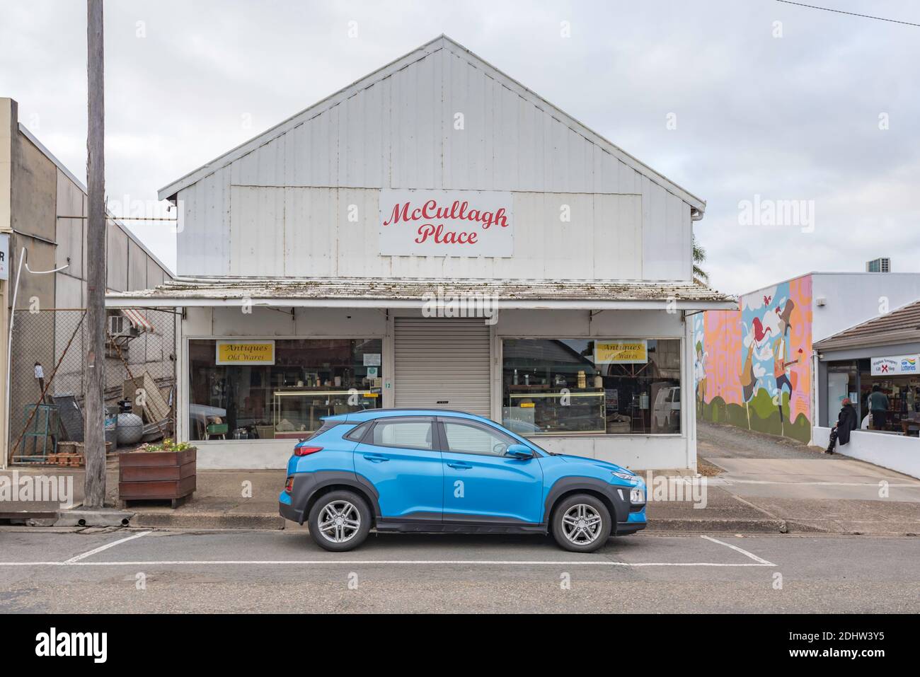 McCullagh Antiques è un grande edificio di tipo shed in acciaio con finestre simmetriche doppie in vetro e una porta frontale con serranda a rullo a Wingham, NSW Foto Stock