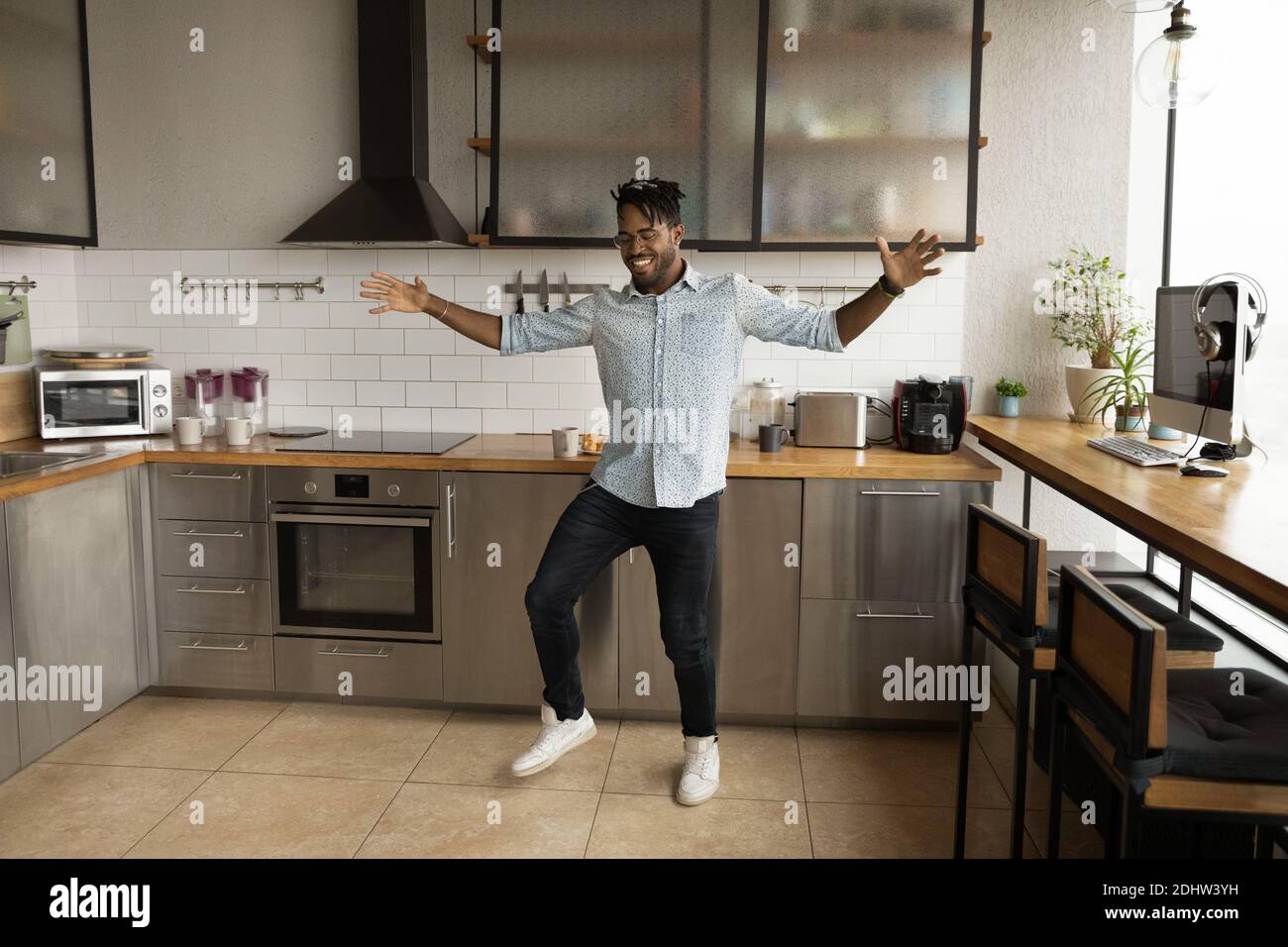 L'uomo afroamericano che danzava in una nuova cucina è stato molto felice Foto Stock