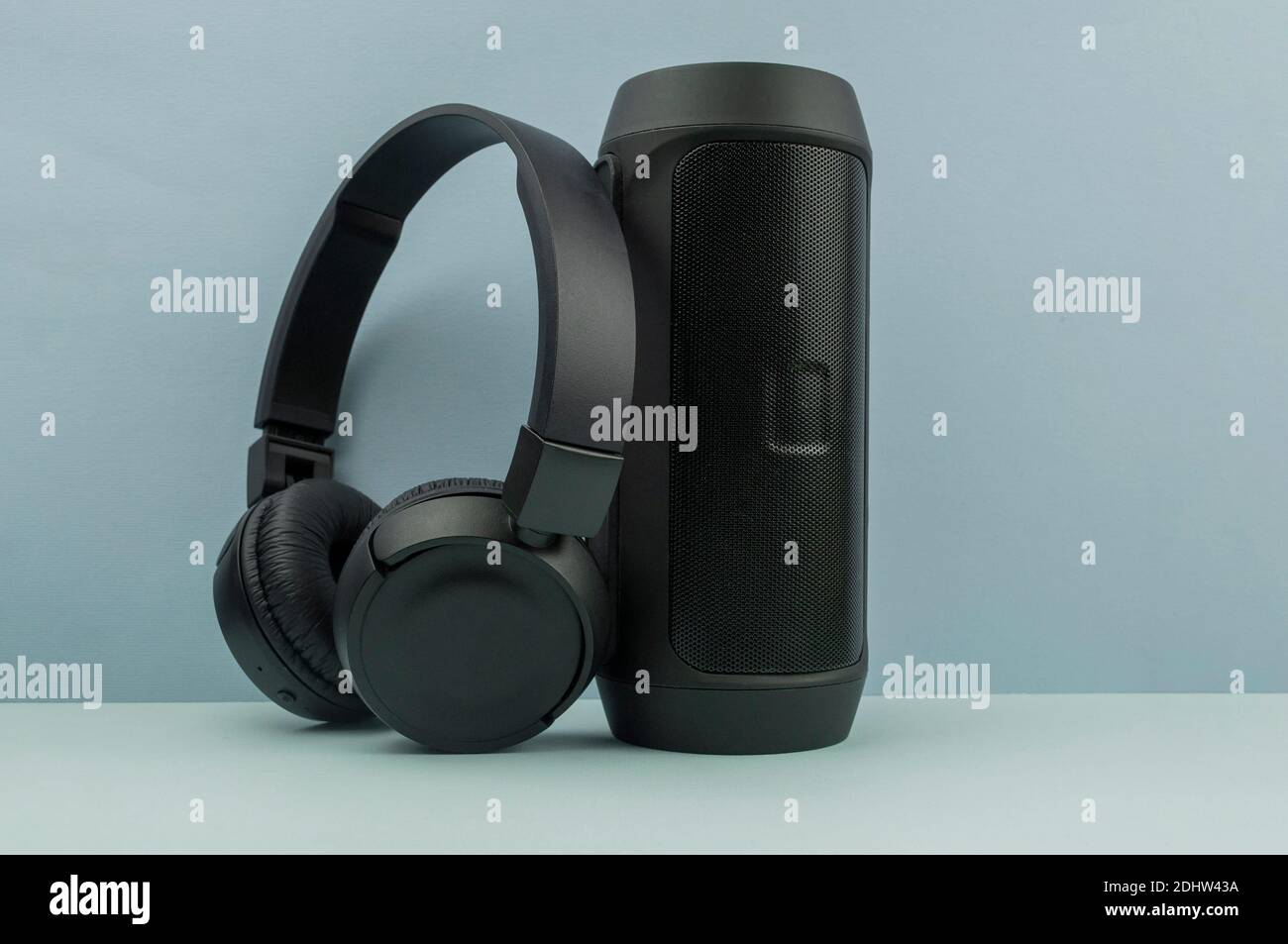 Cuffie wireless morbide grandi con altoparlanti a colonna buffer nero moderno Foto Stock