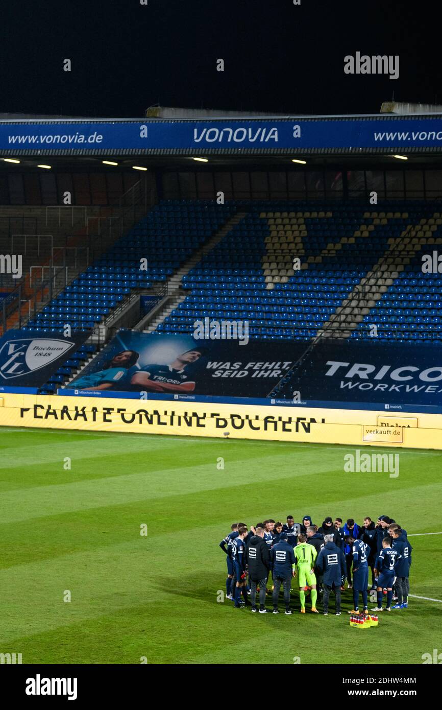 Bochum team circle dopo il fischio finale nella Vonovia Ruhrstadion. GES / Calcio / 2. Bundesliga: VFL Bochum - SC Paderborn 07, 11.12.2020 Calcio: 2 Lega di Germania: Bochum vs Paderborn, Bochum, 11 dicembre 2020 | usage worldwide Foto Stock