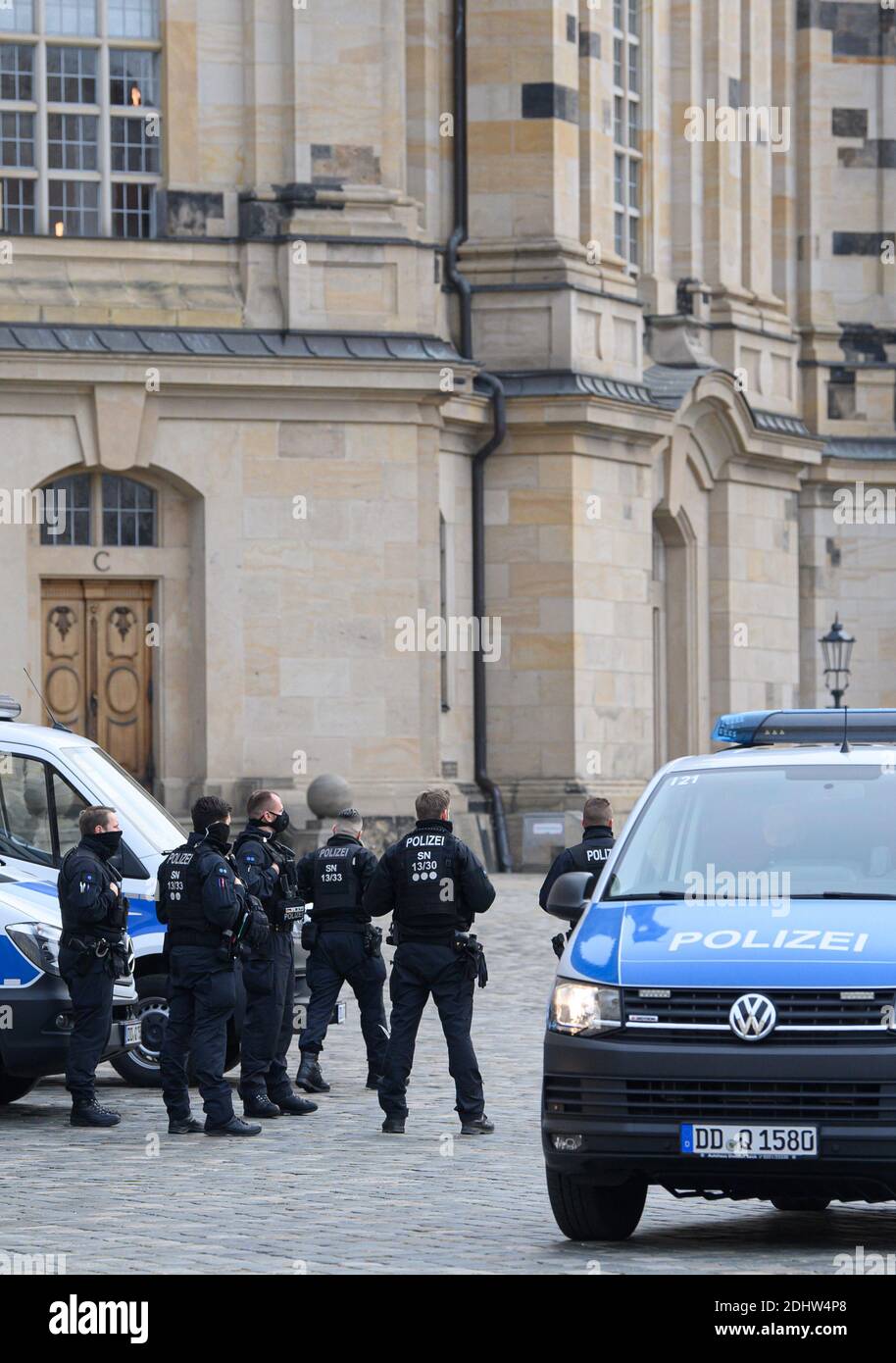 Dresda, Germania. 12 dicembre 2020. I poliziotti si trovano sulla Neumarkt di fronte alla Frauenkirche. La città di Dresda ha proibito una manifestazione dell'iniziativa Querdenken 351 di Dresda contro la politica di Corona. Credit: Robert Michael/dpa-Zentralbild/dpa/Alamy Live News Foto Stock