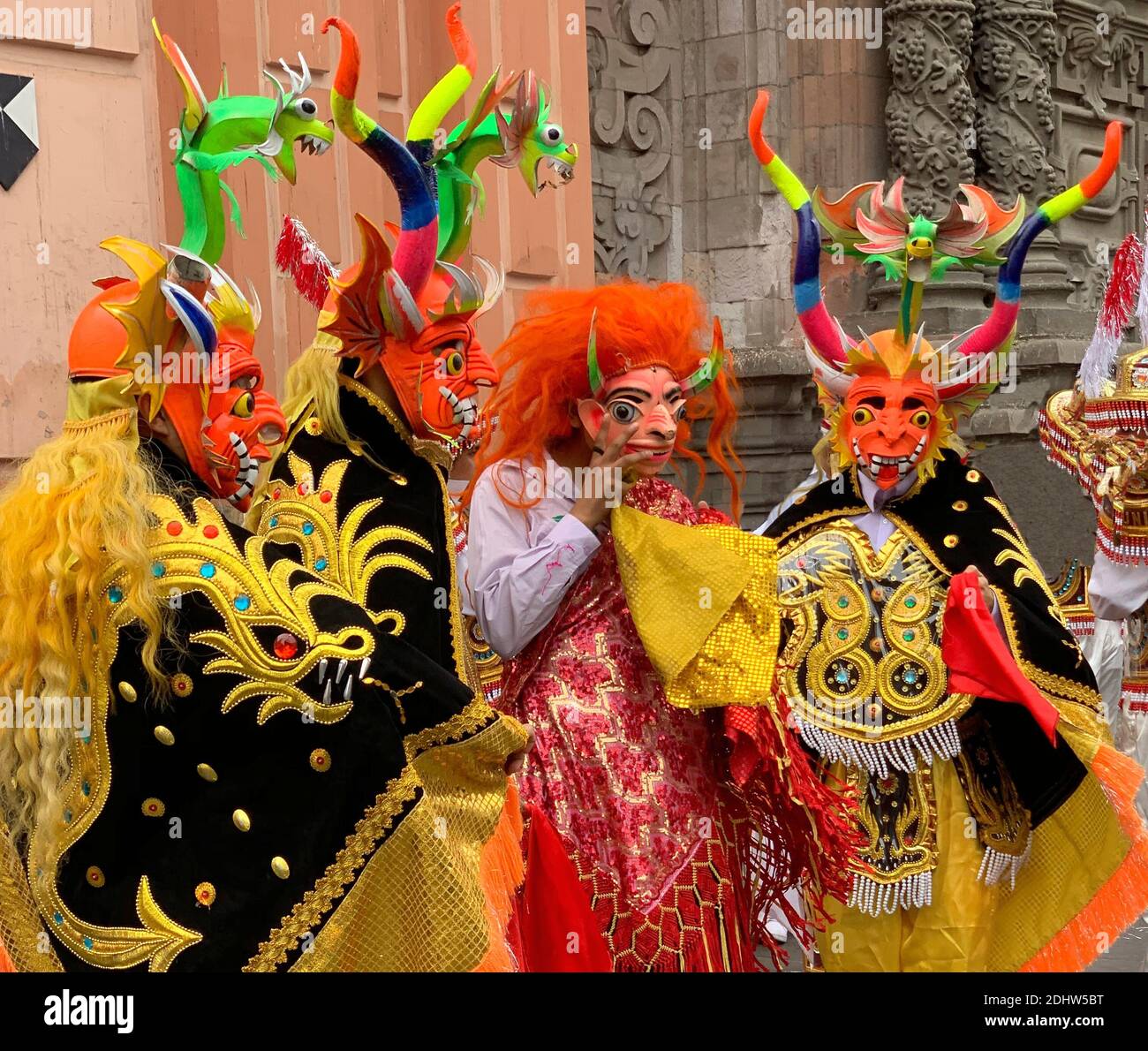 Divertimento vacanze carnevale colorato costumi di mostri a Lima, Perù, Sud America. Uomini peruviani in costume tradizionale con maschera demone in legno Foto Stock