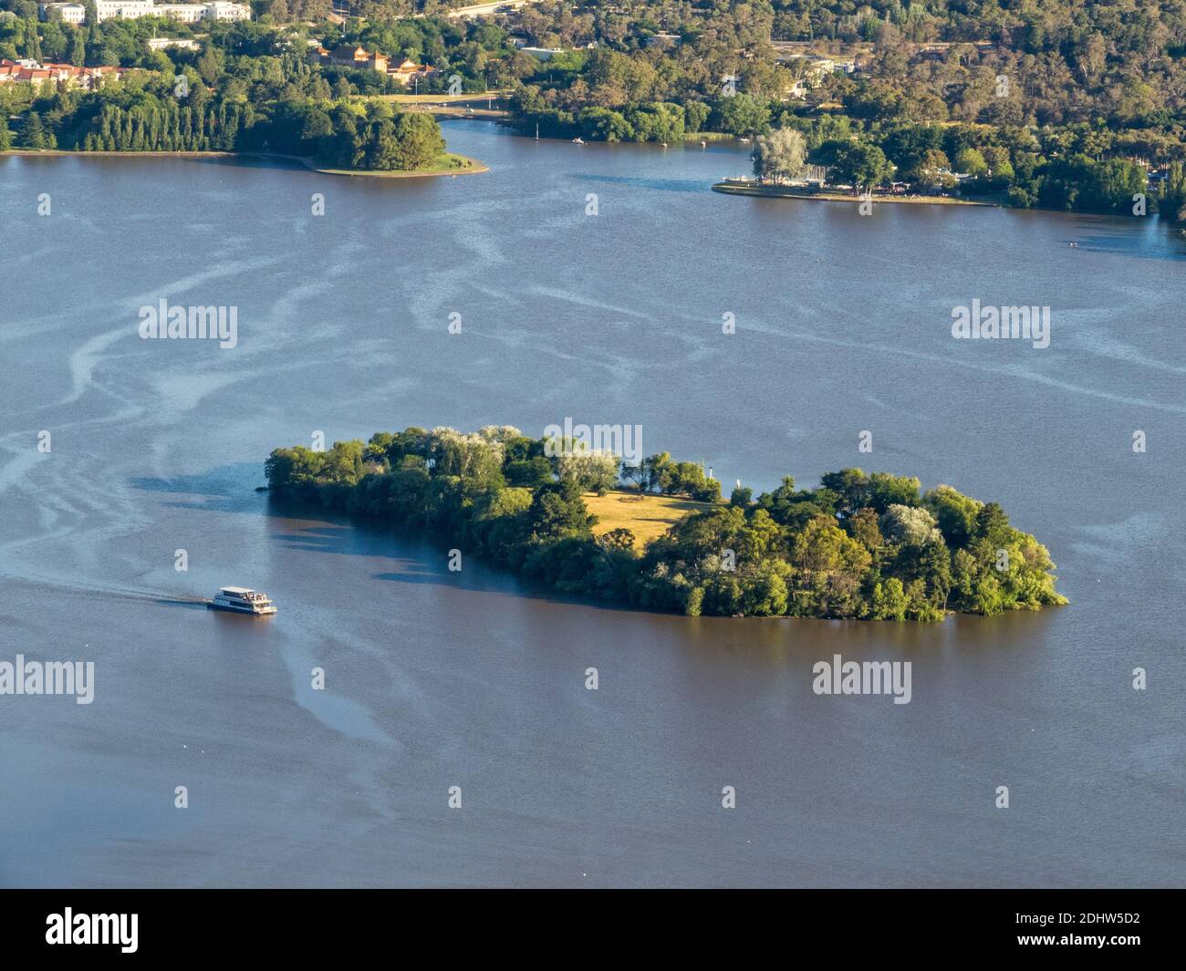 Springbank Island e il lago Burley Griffin fotografati dalla Telstra Tower - Canberra, Australian Capital Territory, Australia Foto Stock