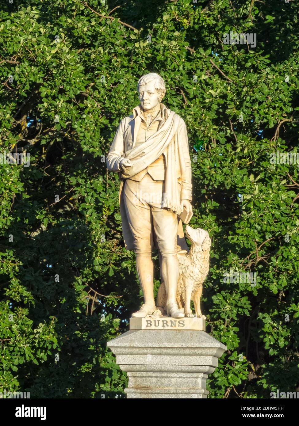 Statua in marmo di Robert Burns e del suo cane di Giovanni Udney nei Giardini Botanici di Ballarat - Ballarat, Victoria, Australia Foto Stock