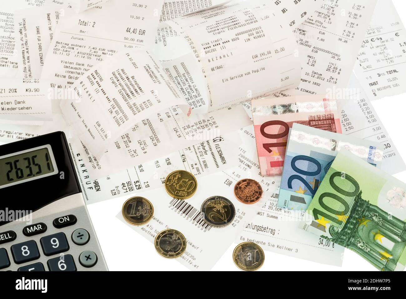 Euro-Banknoten und Münzen, Rechnungen, Einkaufsbelege, Ausgabenkontrolle, Taschenrechner, Foto Stock