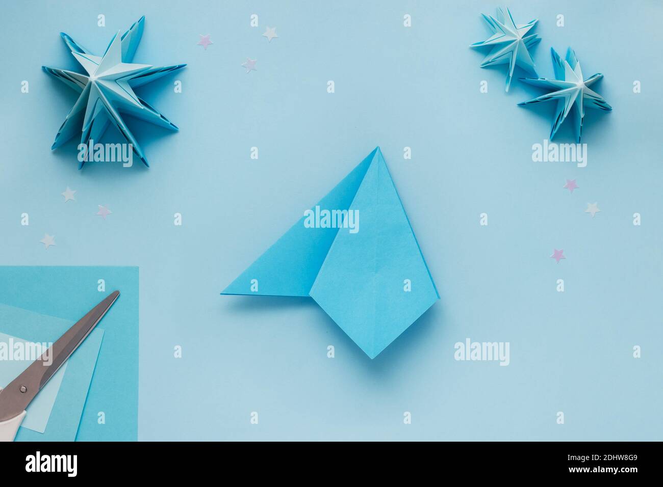 Semplice albero di Natale 3D origami fatto di carta blu. Istruzioni passo  passo, passo 14 aprire la parte destra e appiattirla Foto stock - Alamy