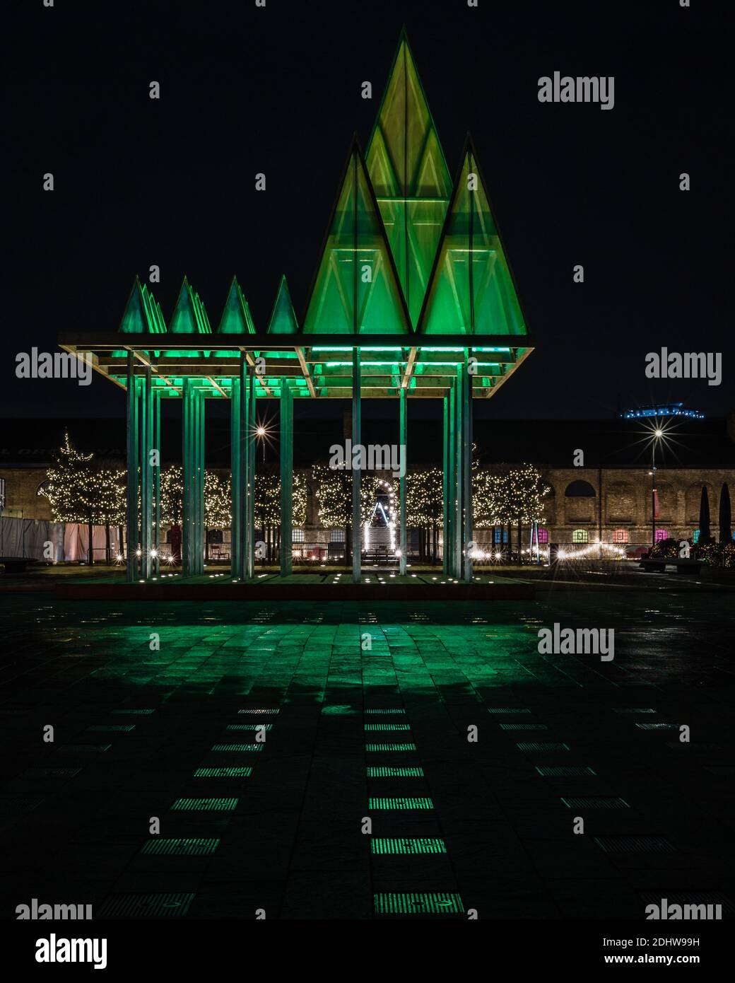 Installazione artistica interattiva dell'Electric Nemeton Tree ispirata agli antichi luoghi di ritrovo celtici di Granary Square, Londra. Foto Stock