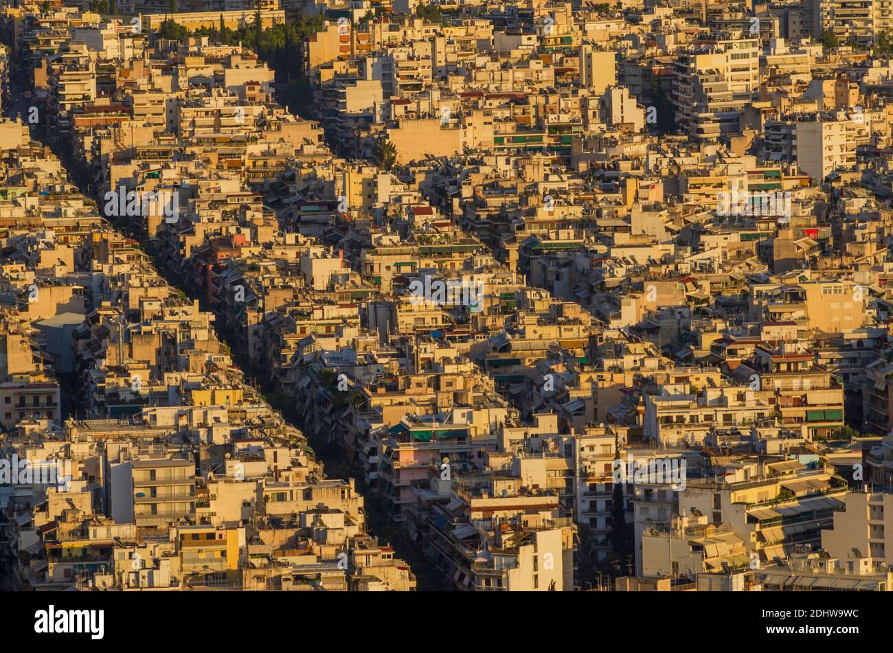 Paesaggio urbano aereo di Atene Grecia che mostra la densità dei blocchi di appartamenti costruiti negli anni Sessanta quando la città è stata ampliata - Foto: Geopix Foto Stock