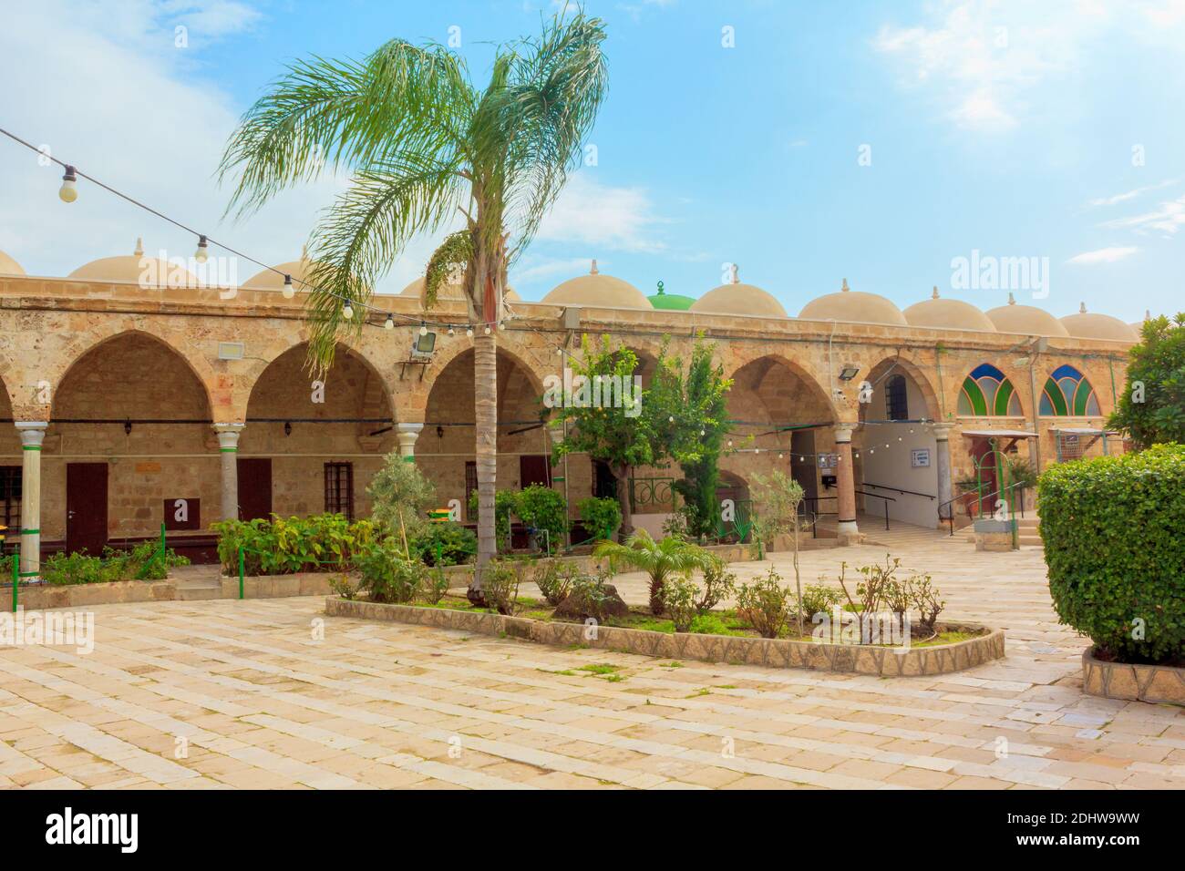 Acro, Israele - 31 dicembre 2020: Al-Jazzar moschea chiostro della città vecchia di Acre o Akko città, punto di riferimento storico del 1781 situato su el-Jazzar Street Foto Stock