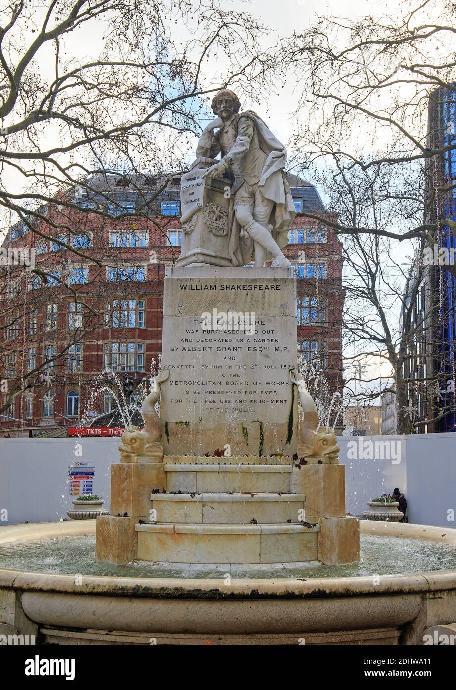Leicester Square, Londra, 2020. Una statua di William Shakespeare, scolpita da Giovanni Fontana dopo un originale di Peter Scheemakers, ha formato la c Foto Stock