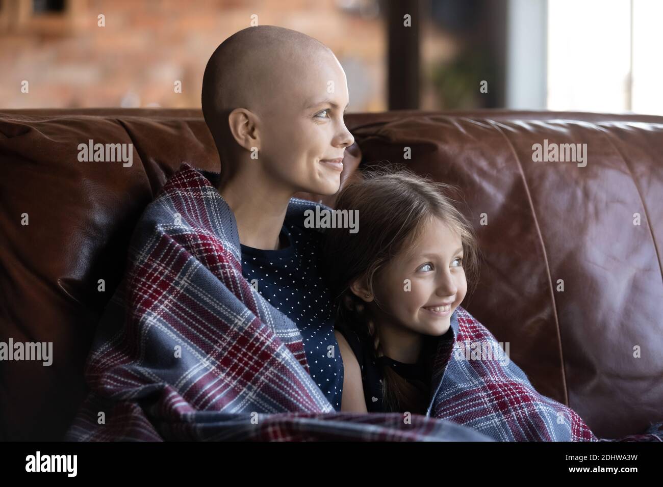 Primo piano Dreamy madre cancro paziente e figlia che visualizza il futuro Foto Stock