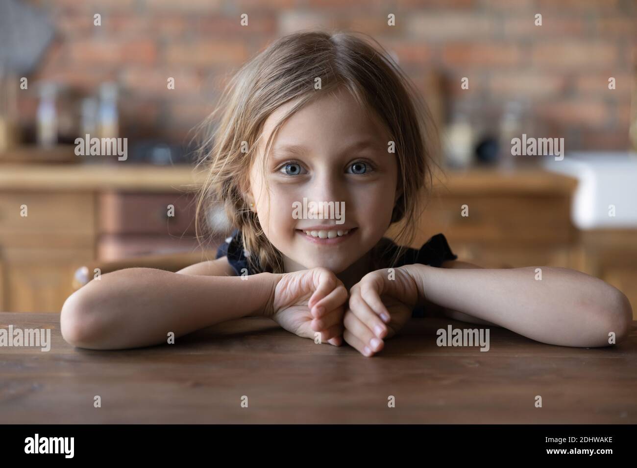 Testa scattata ritratto sorridente bambina guardando la fotocamera Foto Stock