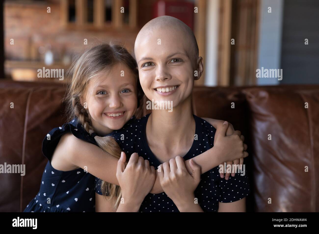 La testa ha girato il ritratto sorridendo la madre e la figlia acconciate Foto Stock