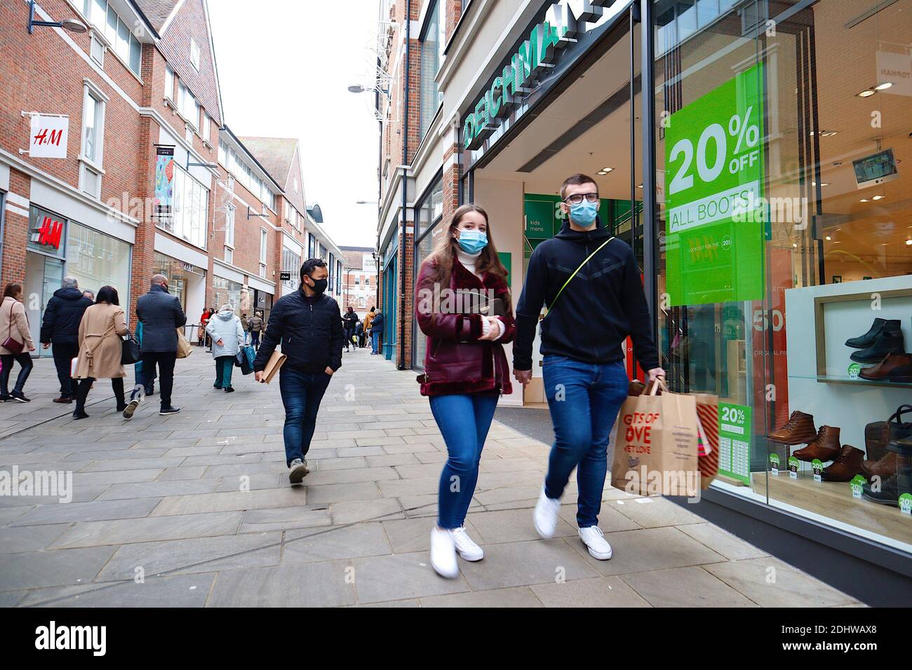 Canterbury, Kent, Regno Unito. 12 dicembre 2020. Con i negozi che ora commerciano per Natale, la folla di gente fa acquisti nella trafficata strada principale nella città storica di Canterbury ora posta nel livello 3 da restrizioni governative. Coppia che indossa maschere facciali. Photo Credit: Paul Lawrenson-PAL News/Alamy Live News Foto Stock