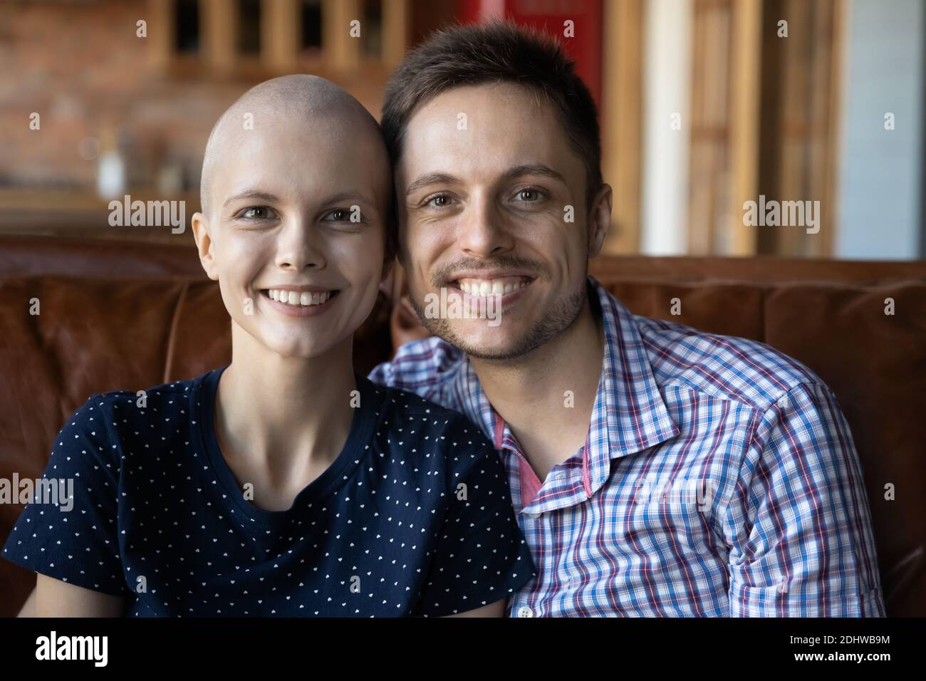 Testa ritratto girato sorridendo ammalata donna e uomo che abbracciano Foto Stock