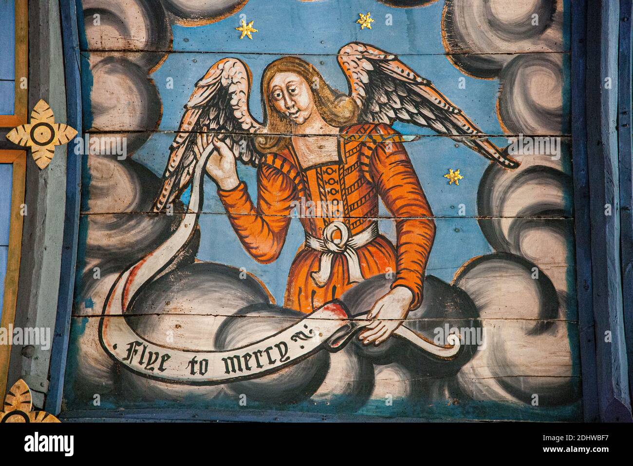 Soffitto dipinto che mostra un angelo celeste che ci esorta a 'Flye A Mercy' nella chiesa parrocchiale di San Pietro e San Paolo Muchelney nel Somerset Inghilterra Foto Stock