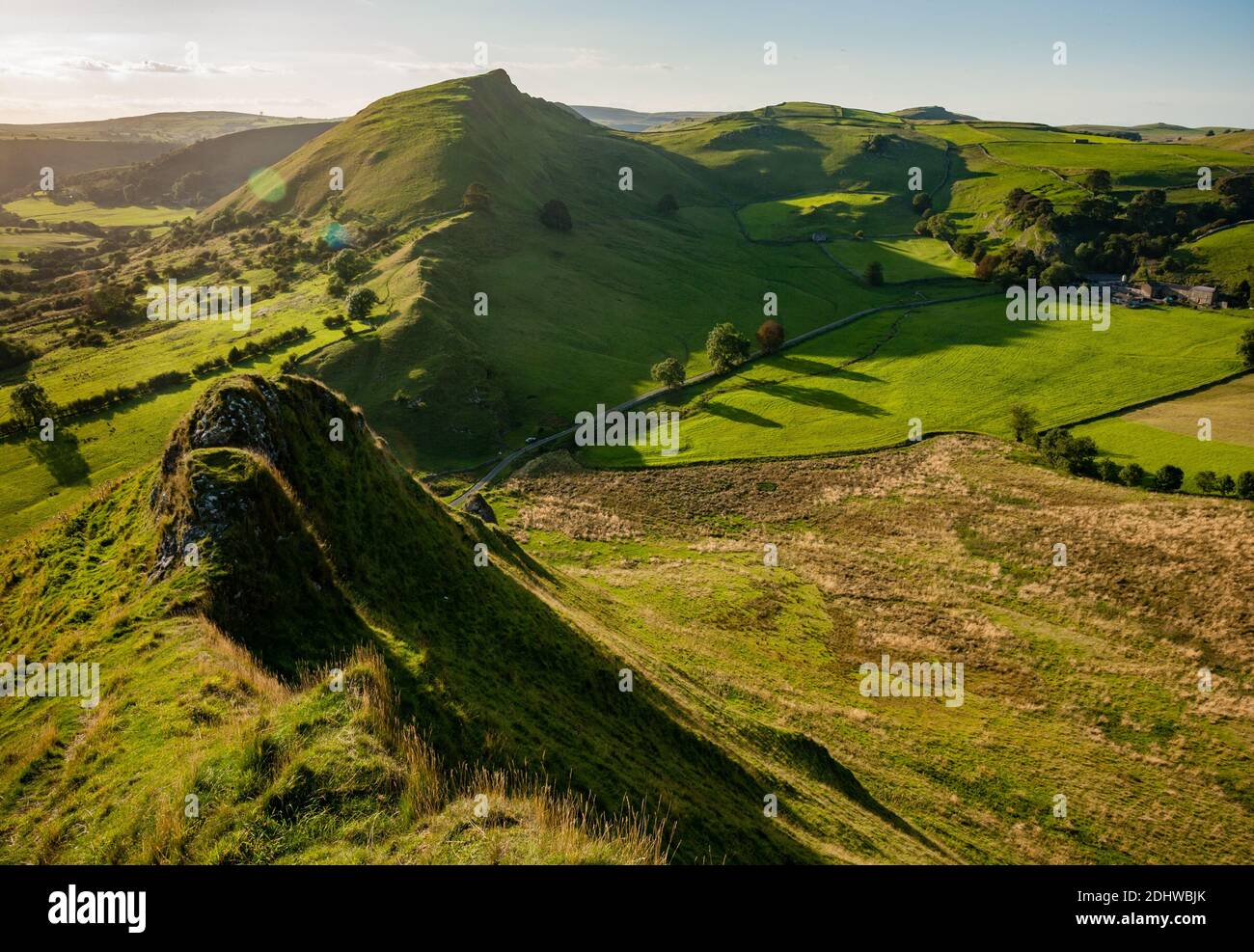 Vista da Parkhouse Hill lungo il Dragon's Back Ridge To Chrome Hill nel Derbyshire Peak District UK Foto Stock