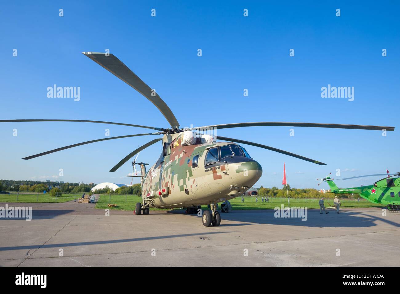 ZHUKOVSKY, RUSSIA - 30 AGOSTO 2019: Elicottero da trasporto pesante polivalente russo mi-26T2V sul MAKS-2019 air show Foto Stock