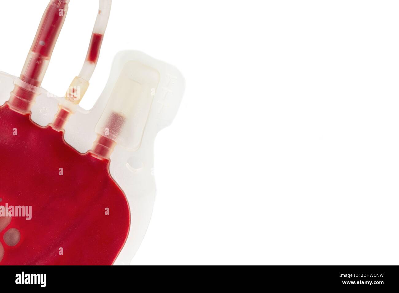 Un sacchetto di sangue fresco o di globuli rossi impaccati, closeup, isolato su sfondo bianco. Foto Stock