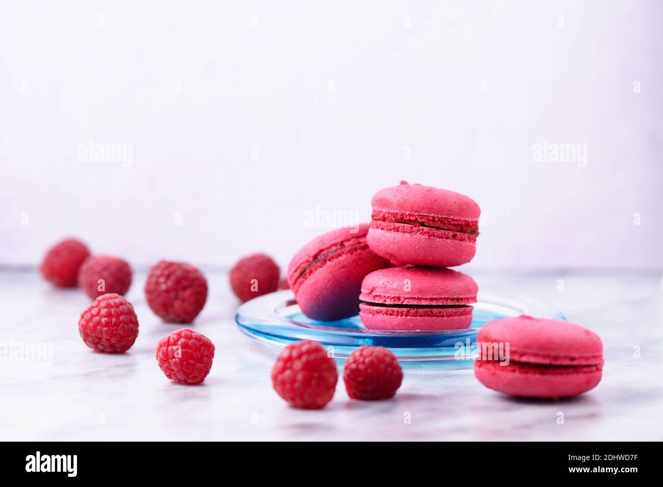 Macaron con aroma di lampone e ripieno di marmellata Foto Stock