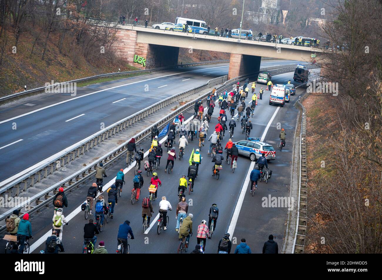 Berlino, Germania. 12 dicembre 2020. Per protestare contro l'espansione delle autostrade e per il rispetto degli obiettivi climatici parigini, la gente sta guidando le proprie biciclette sull'Autobahn 100. Credit: Christophe Gateau/dpa/Alamy Live News Foto Stock