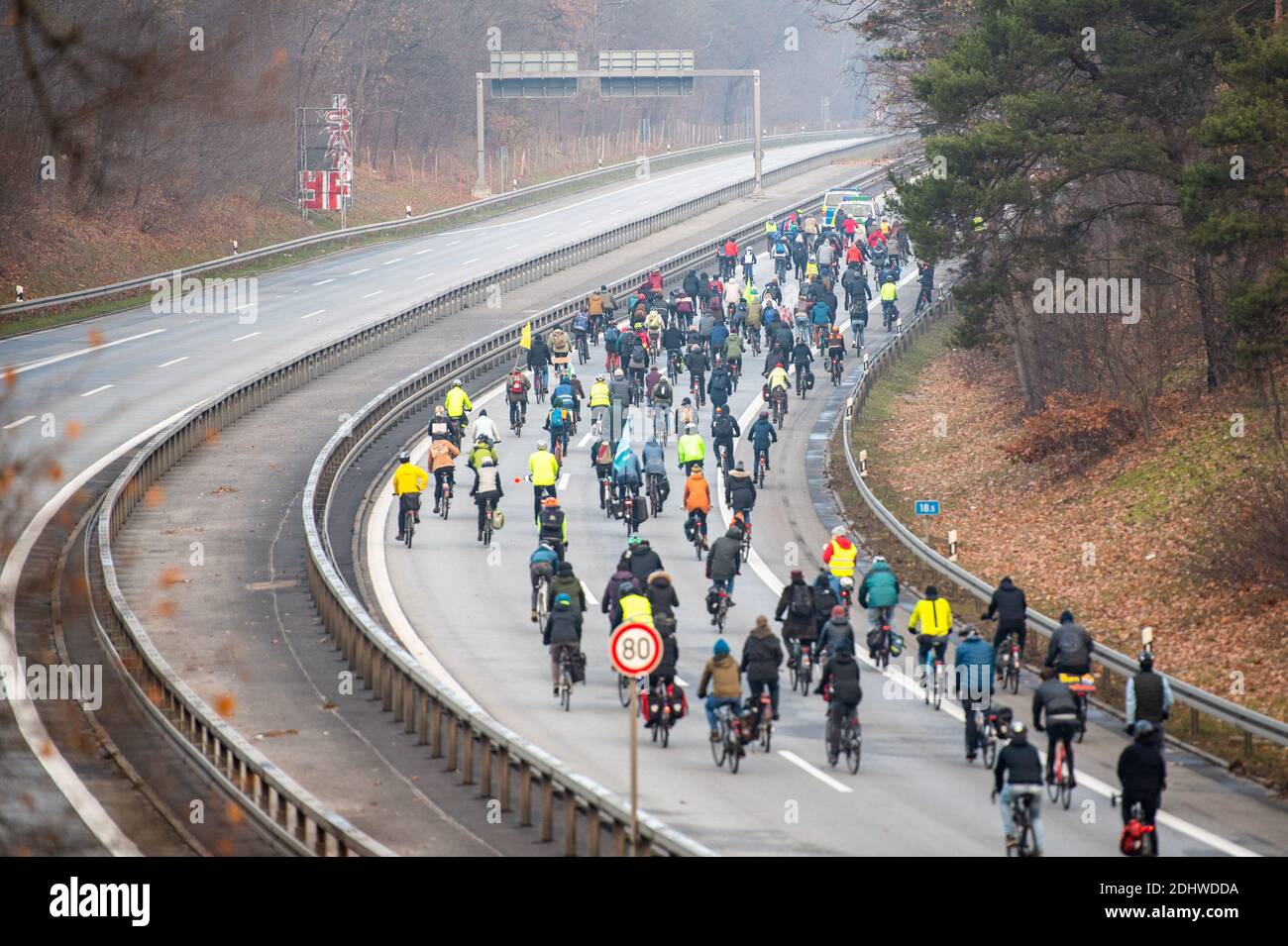 Berlino, Germania. 12 dicembre 2020. Per protestare contro l'espansione delle autostrade e per il rispetto degli obiettivi climatici parigini, la gente sta guidando le proprie biciclette sull'Autobahn 100. Credit: Christophe Gateau/dpa/Alamy Live News Foto Stock