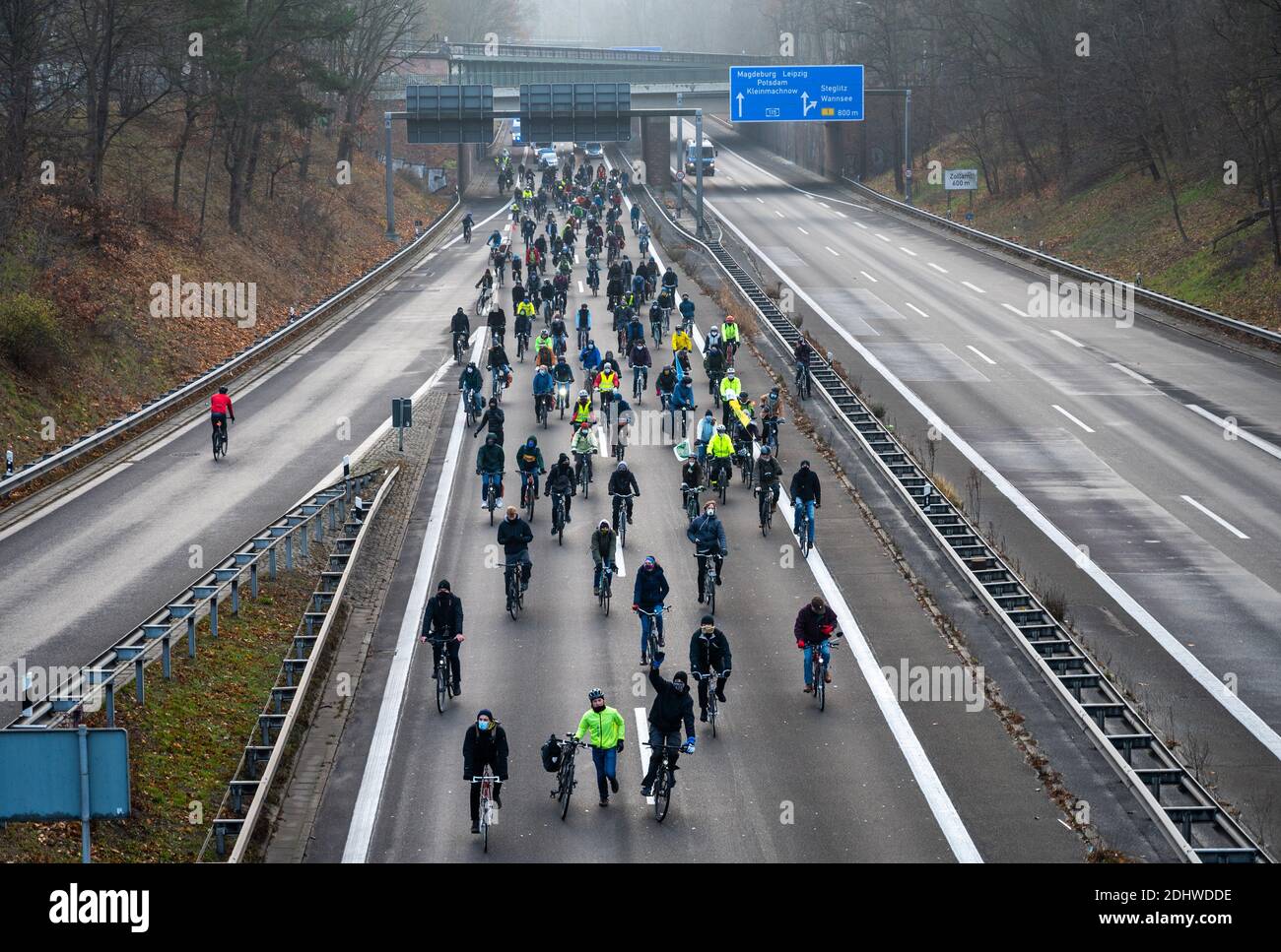 Berlino, Germania. 12 dicembre 2020. Per protestare contro l'espansione delle autostrade e per il rispetto degli obiettivi climatici parigini, la gente sta guidando le proprie biciclette sull'Autobahn 100. Credit: Christophe Gateau/dpa/Alamy Live News Foto Stock