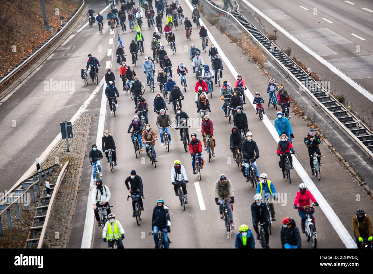Berlino, Germania. 12 dicembre 2020. Per protestare contro l'espansione delle autostrade e per il rispetto degli obiettivi climatici parigini, la gente sta guidando le proprie biciclette sull'Autobahn 100. Credit: Christophe Gateau/dpa/Alamy Live News Foto Stock
