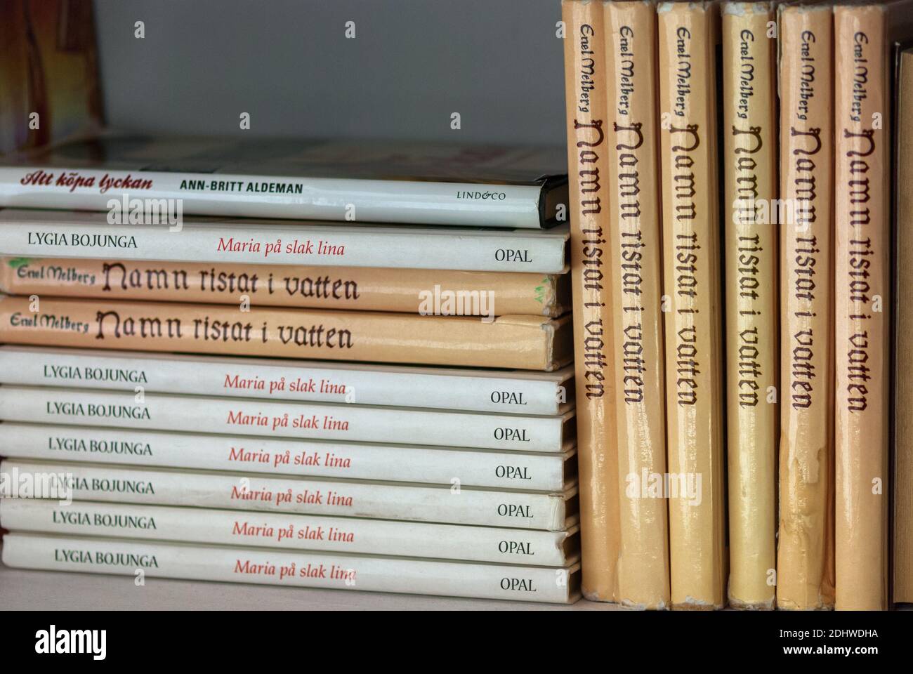 Diversi libri in svedese accatastati in libreria, Mosca, 01.09.2020 Foto Stock