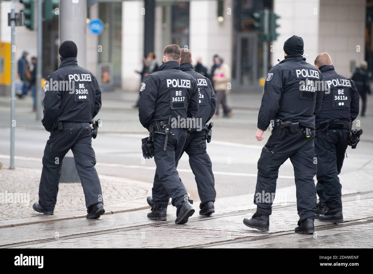 Dresda, Germania. 12 dicembre 2020. I poliziotti attraversano la piazza dell'ufficio postale. La polizia di Dresda si prepara a protestare contro la politica di Corona. L'iniziativa "Lateral Thinking" aveva registrato un raduno per 4000 persone, che da allora è stato vietato dalla corte. Credit: Sebastian Kahnert/dpa-Zentralbild/dpa/Alamy Live News Foto Stock