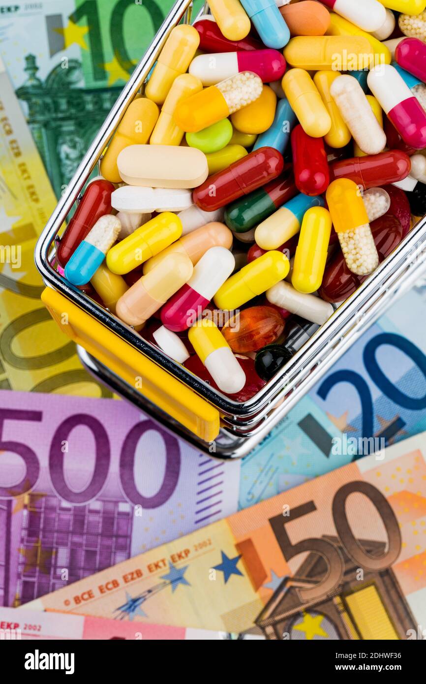 Tabletten, Einkaufswagen, Eurocheine, Symbolfoto für Pharmazeutika, Krankenkassen, Kosten im Gesundheitswesen Foto Stock