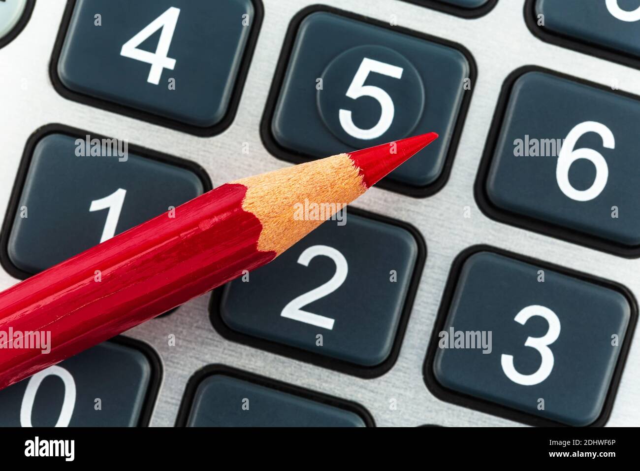 Ein roter Stift liegt auf einem Taschenrechner. Beratung und Beratung von schlechter Konjunktur Foto Stock