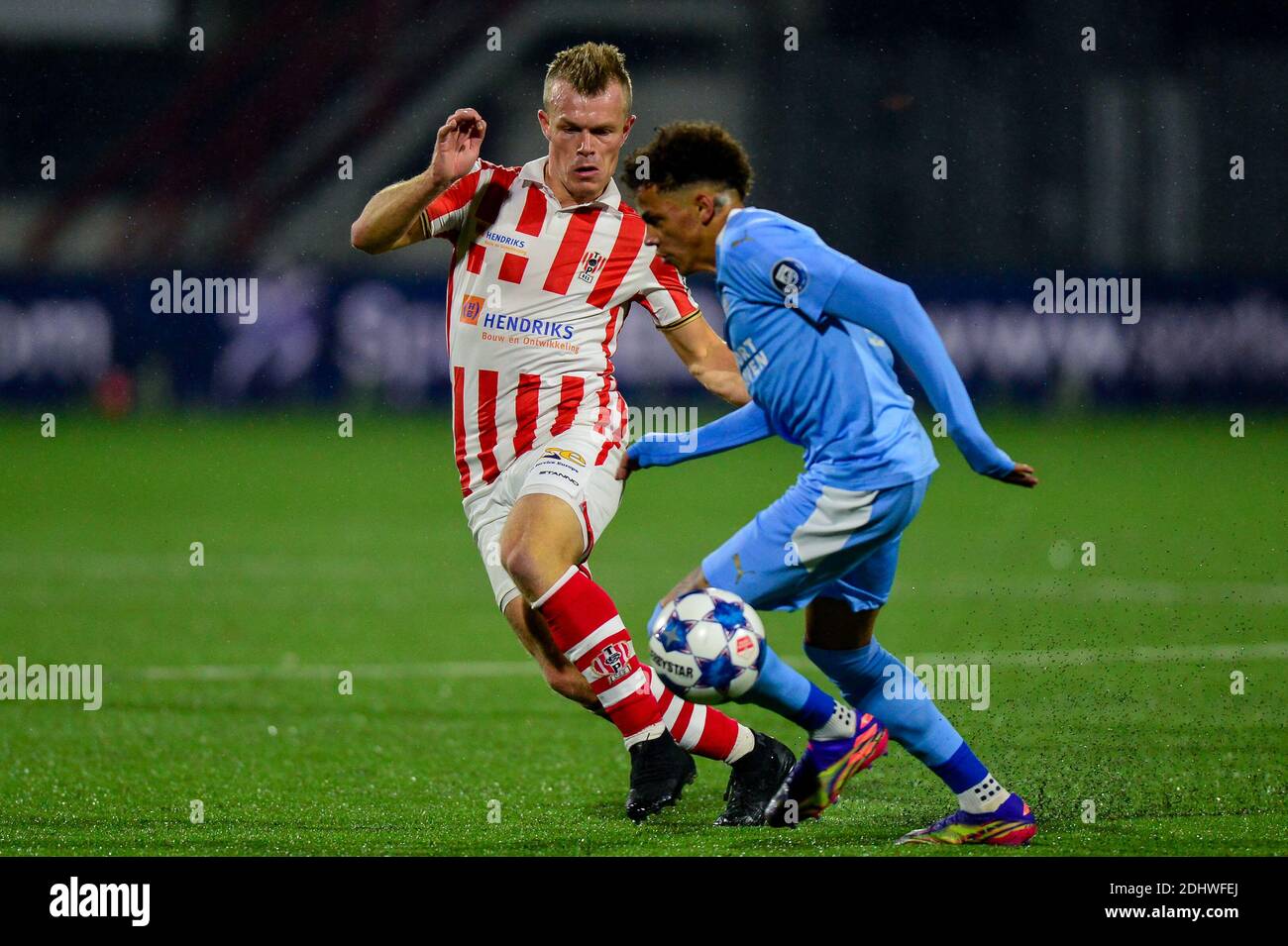 OSS, PAESI BASSI - DICEMBRE 11: L-R: Leone Kaak del TOP Oss davanti all'olandese Keukenkampioendivision incontro tra I TOP Oss e PSV U23 a Frans Heesen St Foto Stock