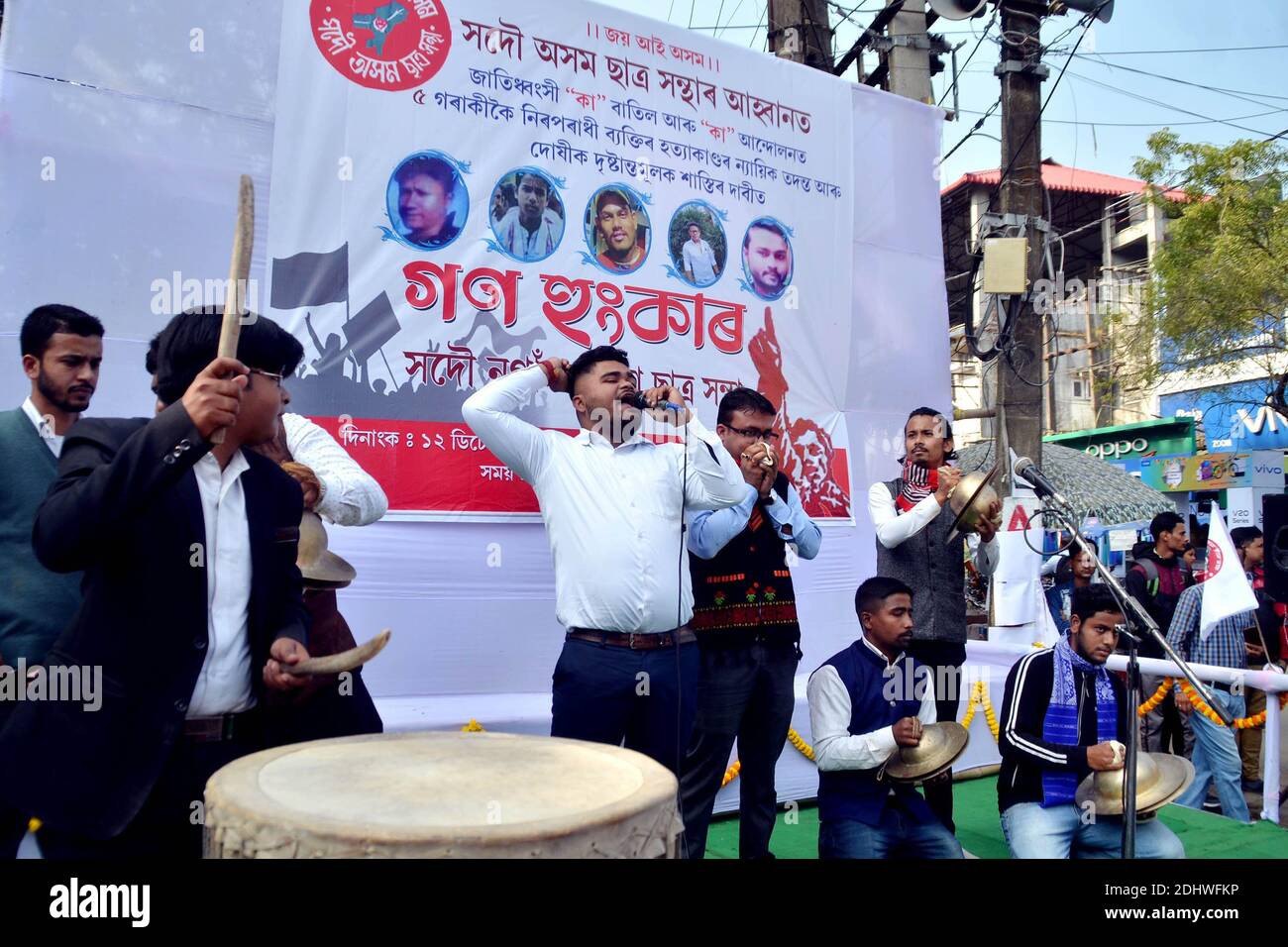 Nagaon, Assam, India. 12 dicembre 2020. L'Unione degli studenti di Assam (AASU) ha organizzato una manifestazione di protesta contro il Citizens Emendation Act (CAA) a Nagaon, una città dello stato dell'India nord-orientale Assam sabato. I manifestanti hanno sollevato slogan contro l'attuale governo indiano. Credit: Dita TALUKDAR/Alamy Live News Foto Stock