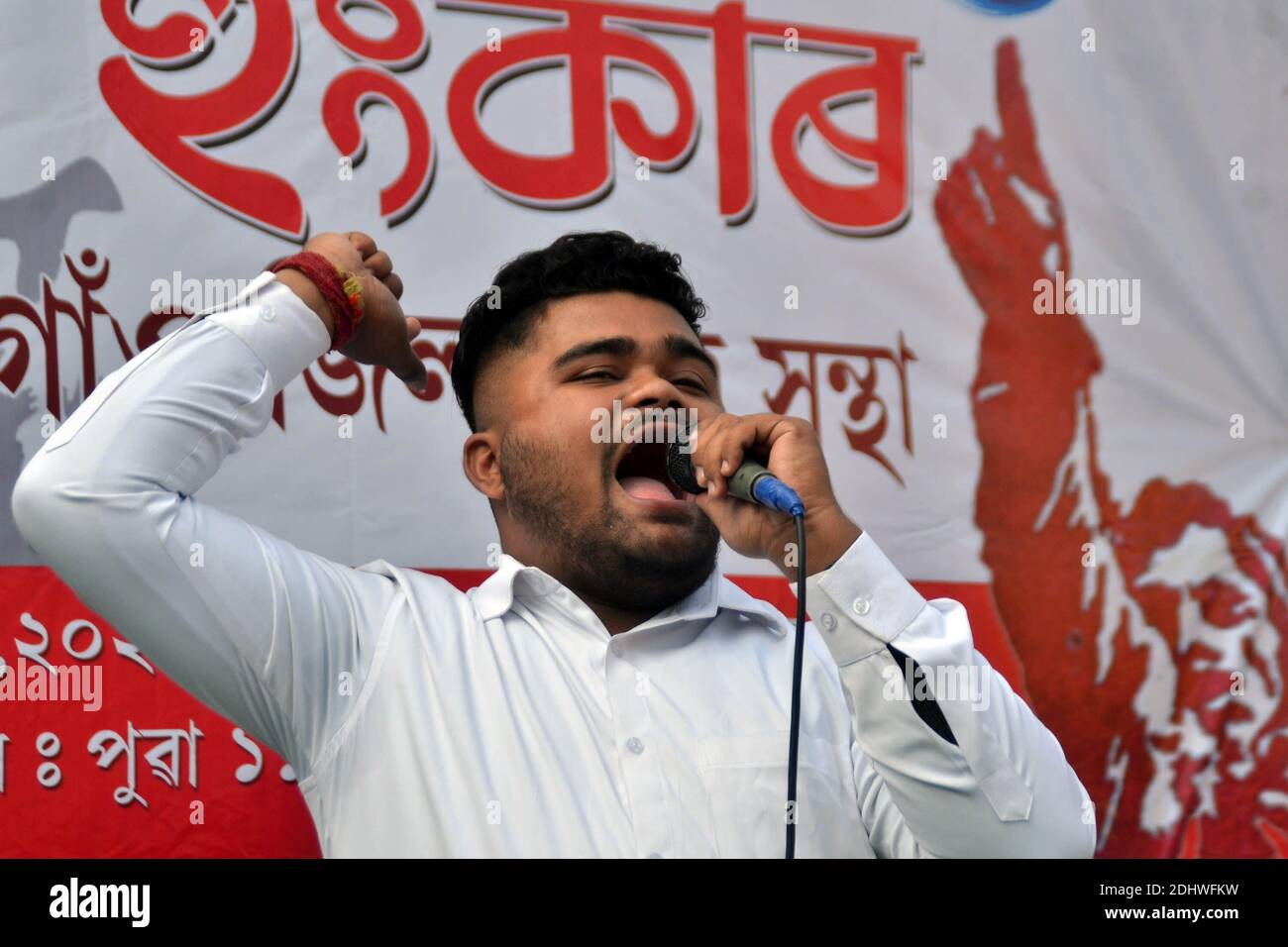 Nagaon, Assam, India. 12 dicembre 2020. L'Unione degli studenti di Assam (AASU) ha organizzato una manifestazione di protesta contro il Citizens Emendation Act (CAA) a Nagaon, una città dello stato dell'India nord-orientale Assam sabato. I manifestanti hanno sollevato slogan contro l'attuale governo indiano. Credit: Dita TALUKDAR/Alamy Live News Foto Stock