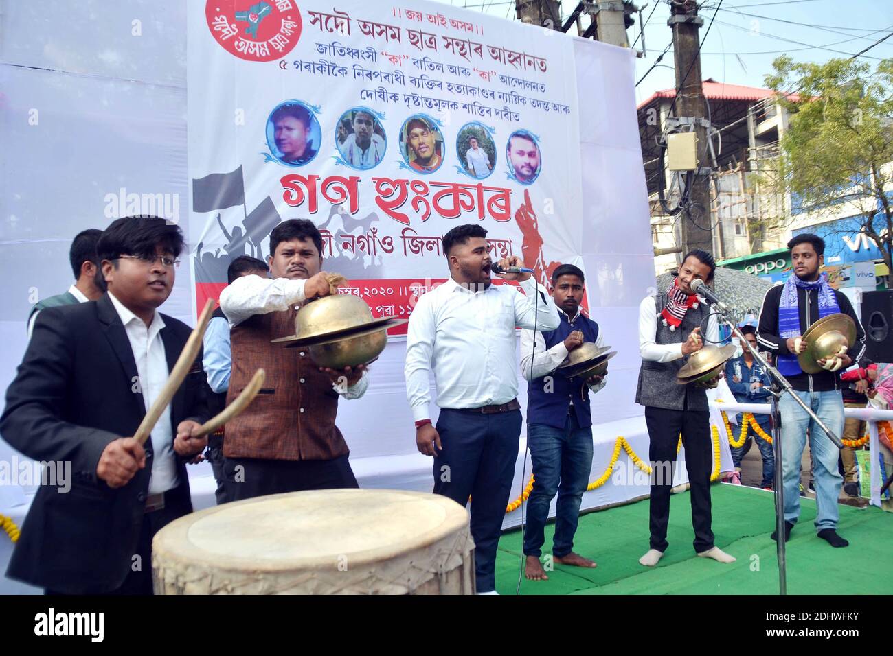 Nagaon, Assam, India. 12 dicembre 2020. L'Unione degli studenti di Assam (AASU) ha organizzato una manifestazione di protesta contro il Citizens Emendation Act (CAA) a Nagaon, una città dello stato dell'India nord-orientale Assam sabato. I manifestanti hanno sollevato slogan contro l'attuale governo indiano. Credit: Dita TALUKDAR/Alamy Live News Foto Stock