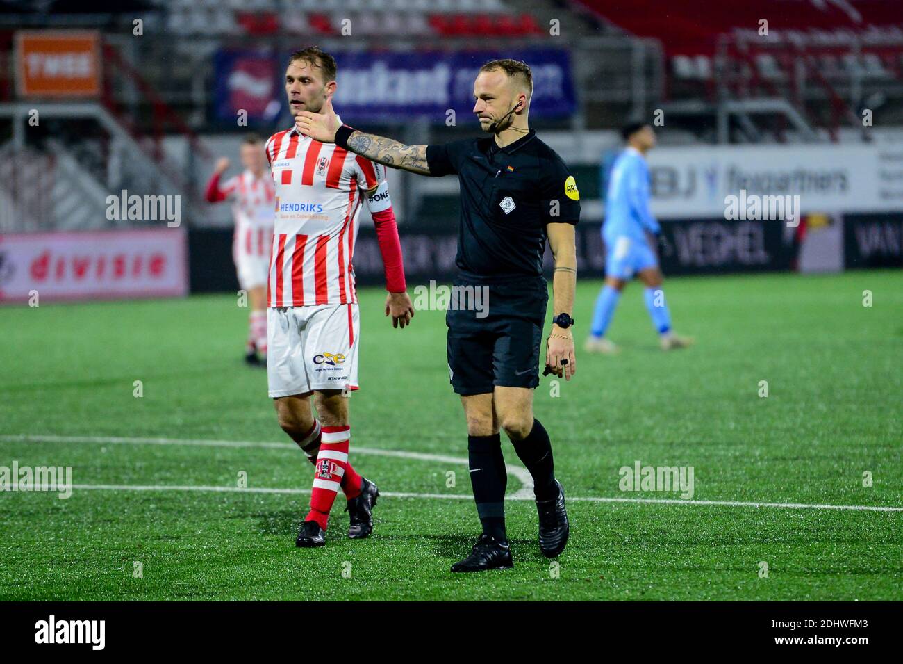 OSS, PAESI BASSI - DICEMBRE 11: L-R: Arbitro Nick Smit davanti all'olandese Keukenkampioendivision match tra I TOP Oss e PSV U23 a Frans Heesen Stadi Foto Stock