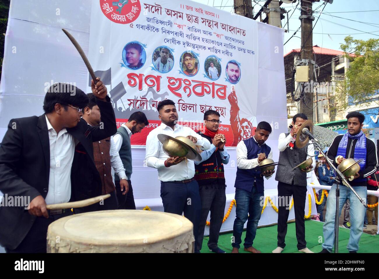 Nagaon, Assam, India. 12 dicembre 2020. L'Unione degli studenti di Assam (AASU) ha organizzato una manifestazione di protesta contro il Citizens Emendation Act (CAA) a Nagaon, una città dello stato dell'India nord-orientale Assam sabato. I manifestanti hanno sollevato slogan contro l'attuale governo indiano. Credit: Dita TALUKDAR/Alamy Live News Foto Stock