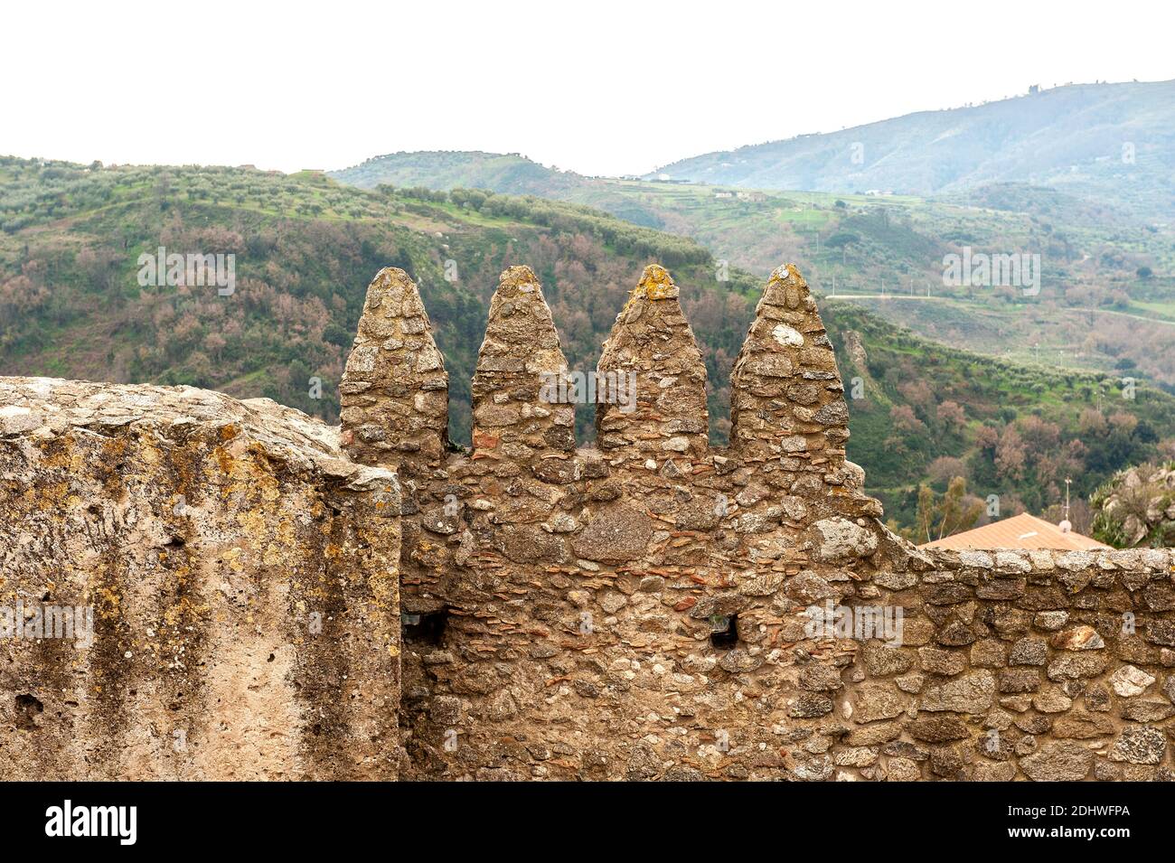 Italia Calabria - Squillace - il castello - le mura di Borgiana Con merlature Guelph Foto Stock