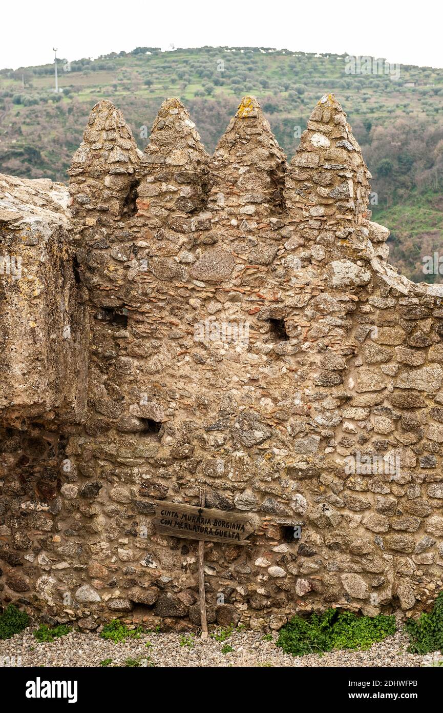 Italia Calabria - Squillace - il castello - le mura di Borgiana Con merlature Guelph Foto Stock