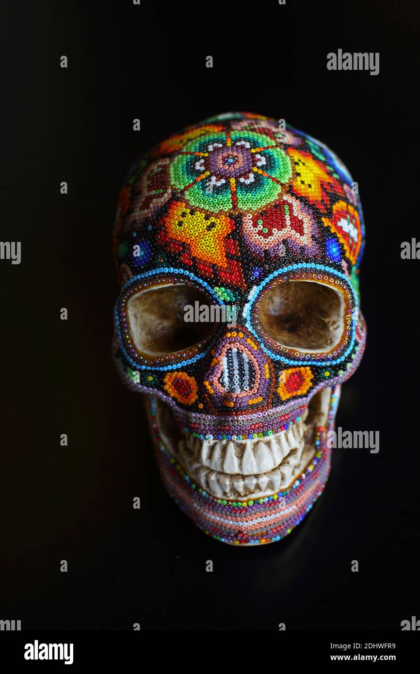 Nello spazio londinese di Paul Smith, una scultura colorata del cranio riflette il suo approccio giocoso e artistico al design. Foto Stock