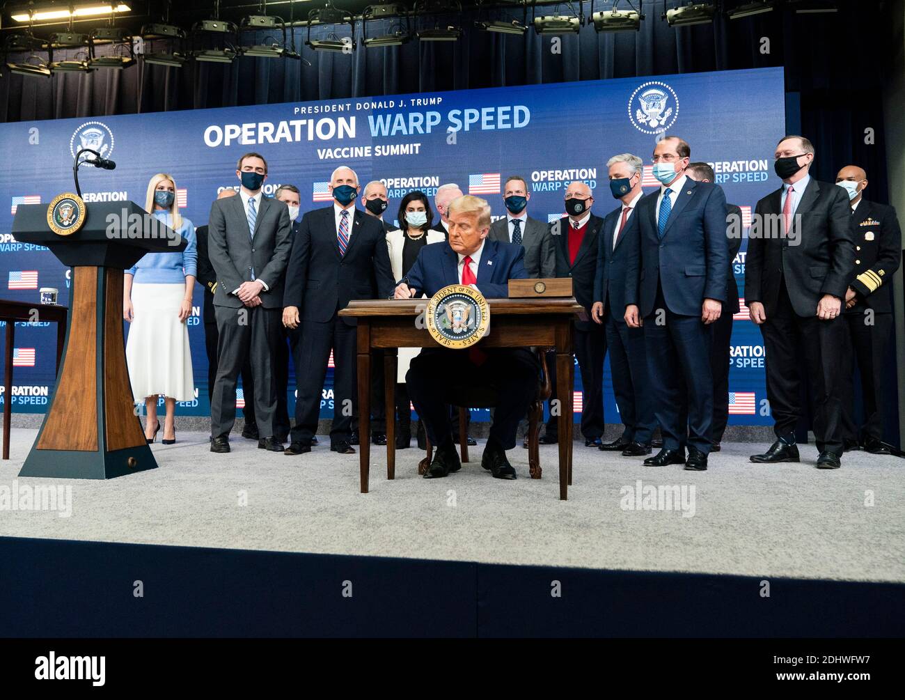 WASHINGTON DC, USA - 08 dicembre 2020 - il presidente Donald J. Trump, a cui si è Unito il vice presidente Mike Pence e lo staff senior della Casa Bianca, firma un Executiv Foto Stock