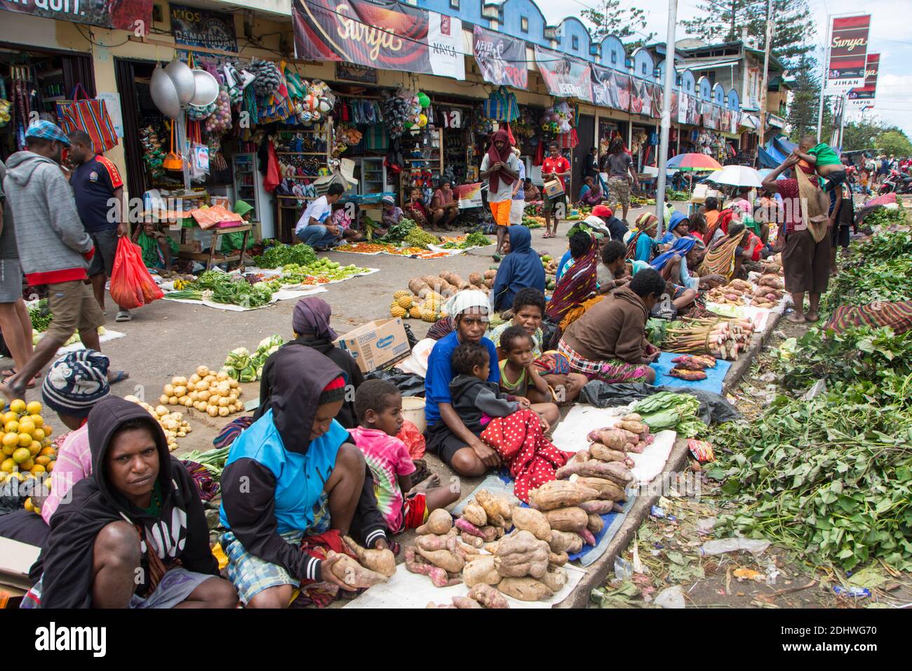Mercato all'aperto nelle strade di Wamena, Papua Occidentale, Indonesia. Foto Stock