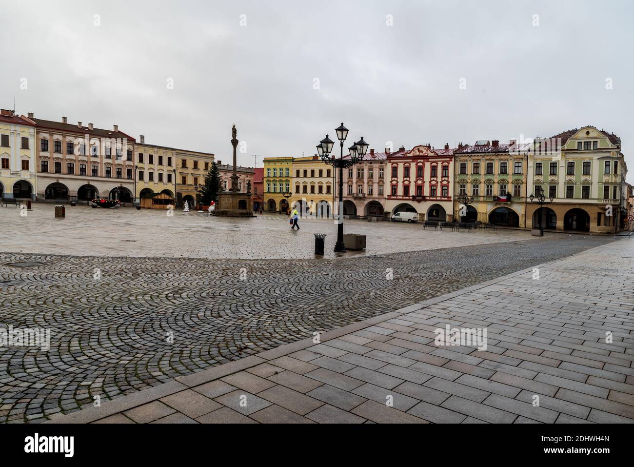 Piazza Masarykovo namesti nella città di Novy Jicin nella repubblica Ceca al mattino nuvoloso Foto Stock