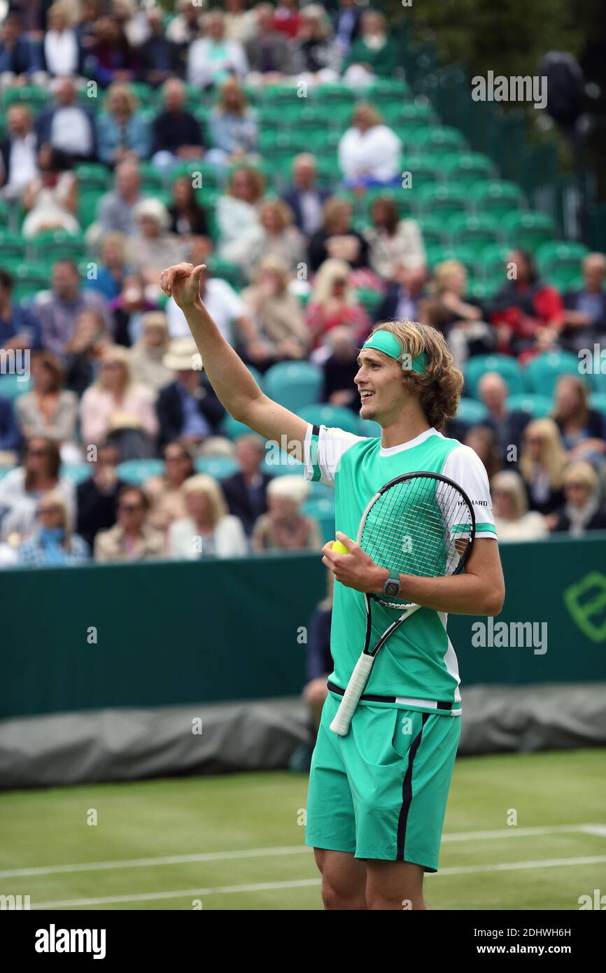 Alexander Zverev (GER) contro Thanasi Kokkinakis (AUS) al Boodles 2017 nel warm-up a Wimbledon. Foto Stock