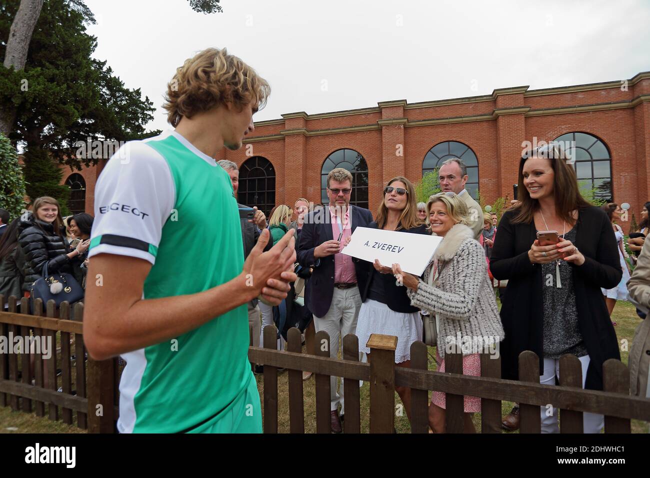 Il tennista tedesco Alexander Zverev con i tifosi al Boodles 2017 nel warm-up a Wimbledon , Inghilterra Foto Stock