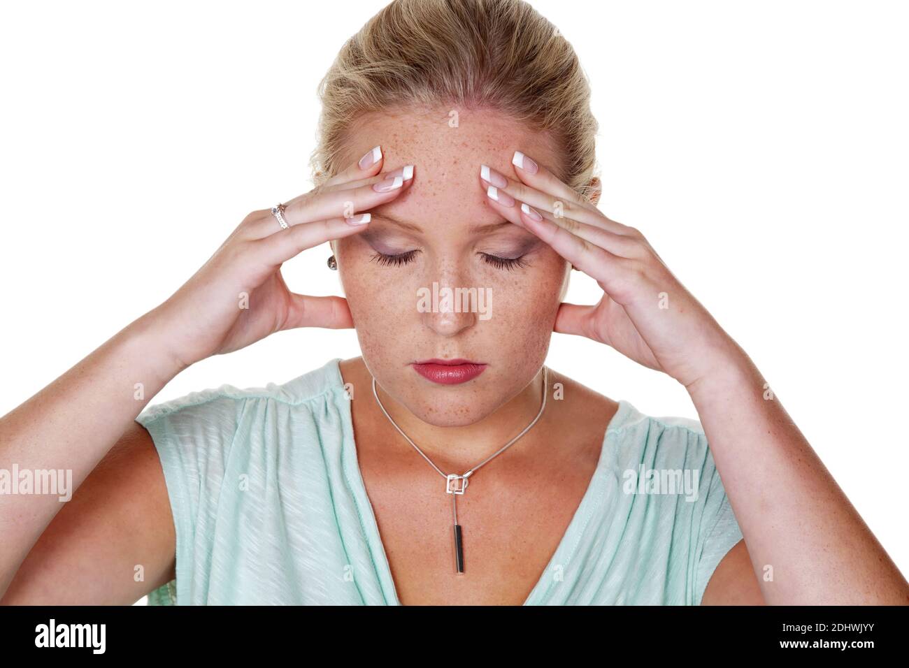 Eine junge Frau mit Migräne und Kopfschmerzen. Foto Stock