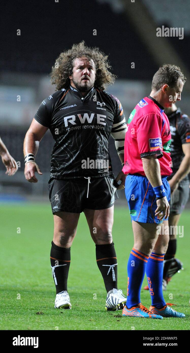 File immagine dell'arbitro Nigel Owens che ha annunciato il suo ritiro dal rugby internazionale dopo essere stato di riferimento per 100 prove. Swansea -UK - 25 Ottobre 2013 - RaboDirect PRO12 - Ospreys v Newport Gwent Dragons al Liberty Stadium di Swansea : Ospreys Adam Jones parla con il referente Nigel Owens. Foto Stock