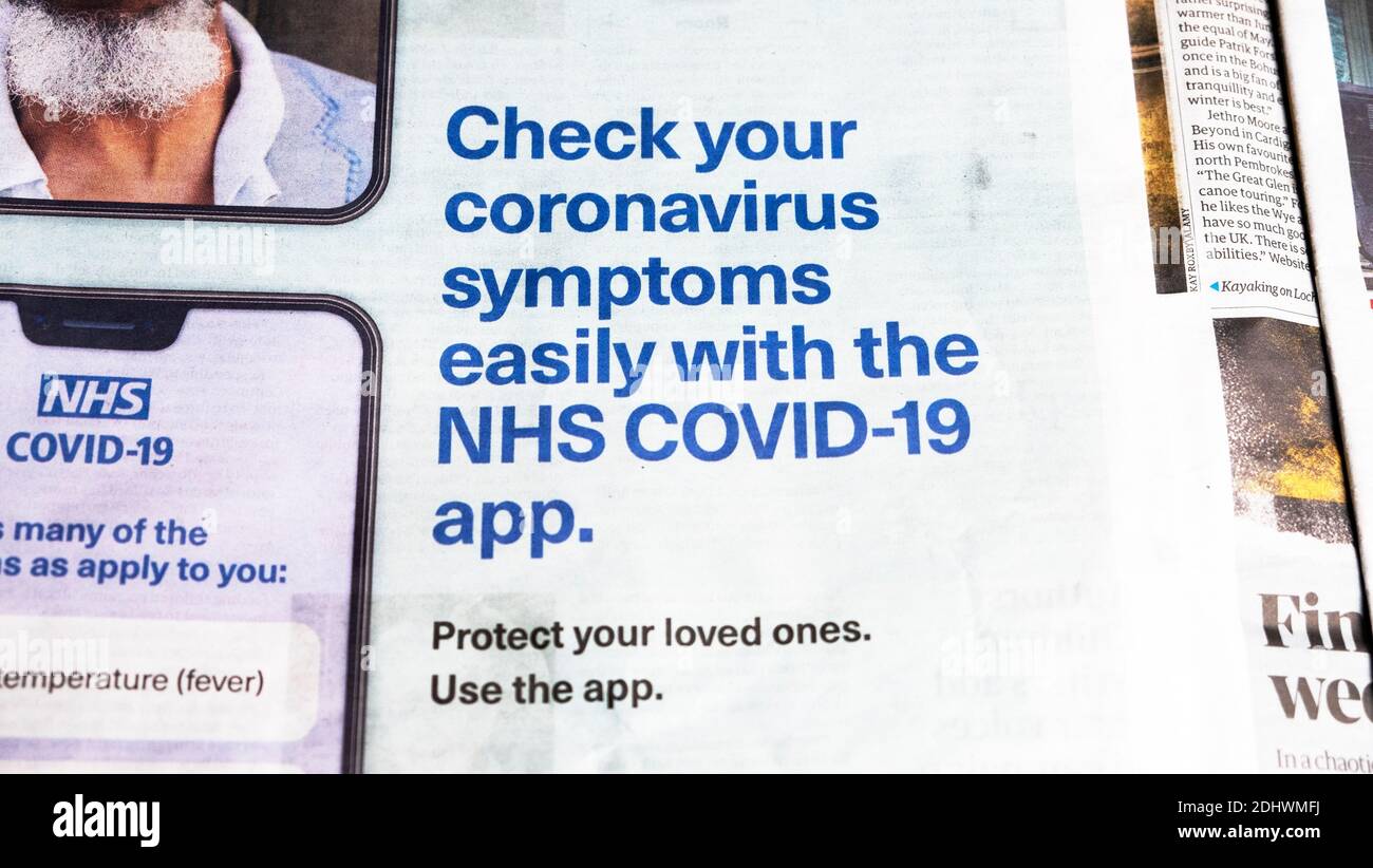 NHS 2020 giornale Advert 'controllare i sintomi del coronavirus facilmente con La Gran Bretagna della NHS COVID-19 app Foto Stock