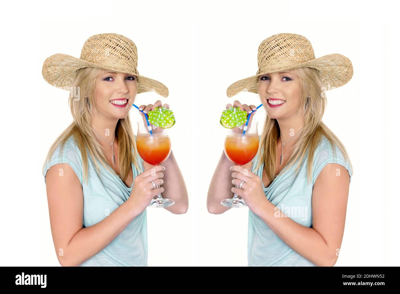 Zwei junge Frauen mit einem Sonnenhut trinkt im Urlaub trinken einen cocktail, Zwillinge, Foto Stock